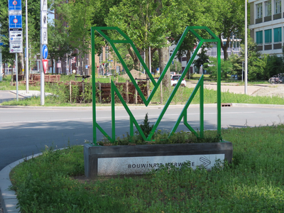 915081 Afbeelding van het metalen beeldmerk van 'Bouwen aan Merwede' met op de betonnen sokkel de tekst 'BOUWINRIT ...